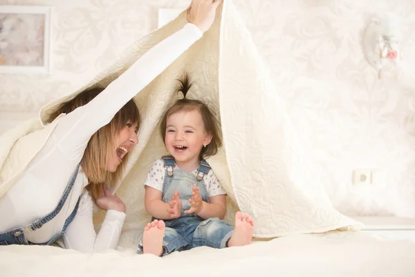 Madre giocando con la sua figlioletta — Foto Stock