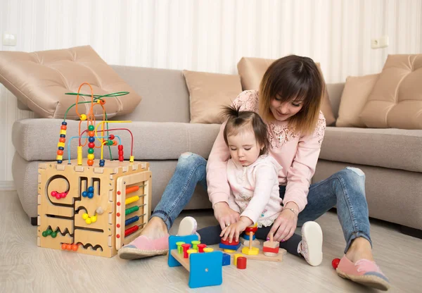 Mutter spielt mit ihrer kleinen Tochter — Stockfoto