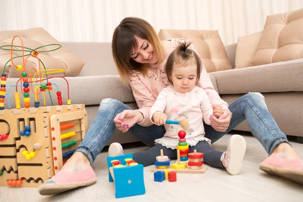 Moeder speelt met haar dochtertje — Stockfoto