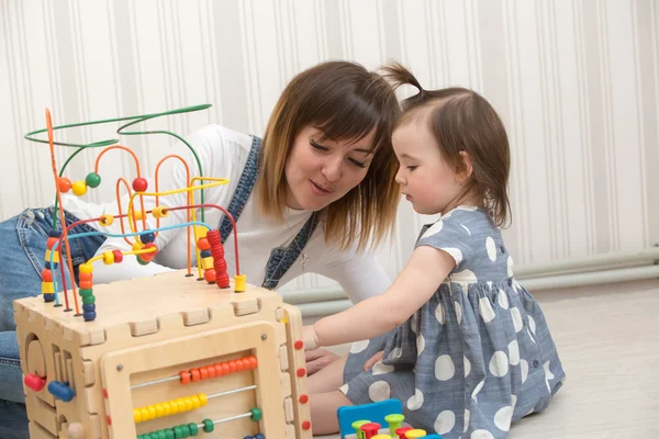 Madre giocando con la sua figlioletta — Foto Stock