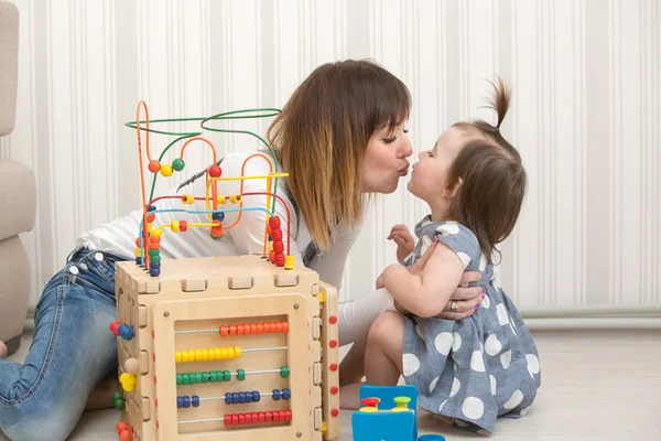 Mutter spielt mit ihrer kleinen Tochter — Stockfoto