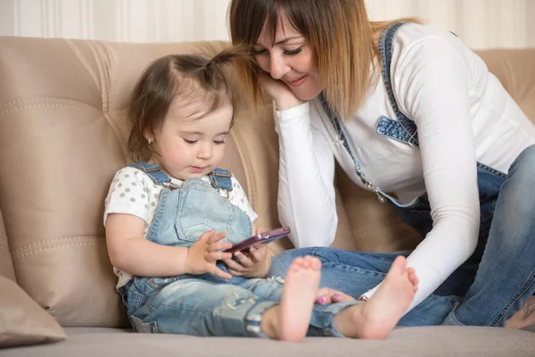 Madre e la sua piccola figlia — Foto Stock