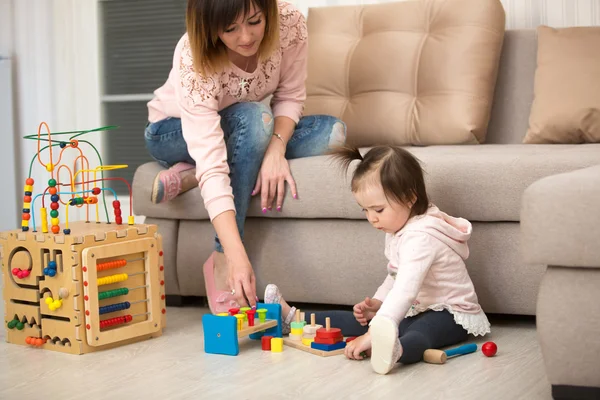 Mutter spielt mit ihrer kleinen Tochter — Stockfoto