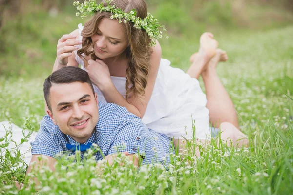 Jeune couple amoureux — Photo