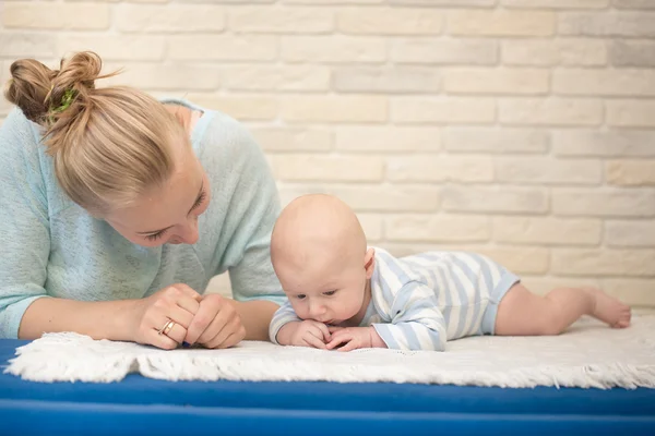 Mãe com menino infantil — Fotografia de Stock