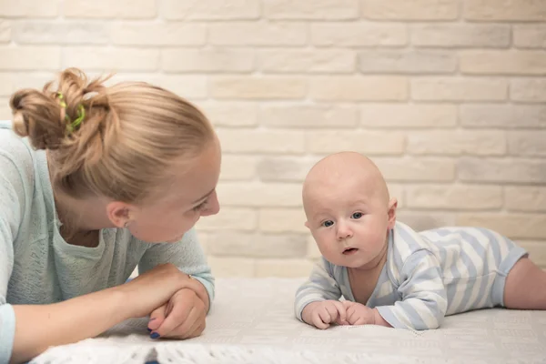 Mutter mit Kleinkind — Stockfoto