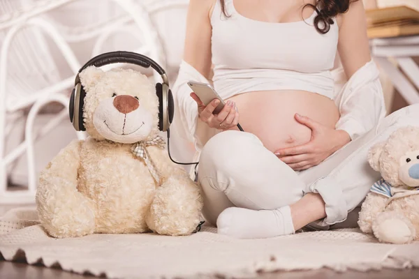 Retrato casero de la mujer embarazada — Foto de Stock