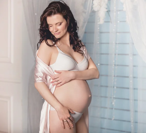 Retrato casero de la mujer embarazada —  Fotos de Stock