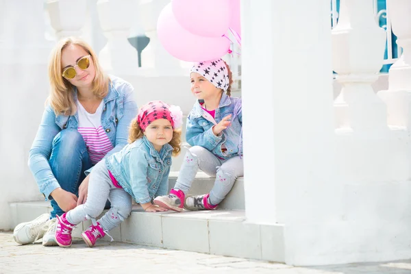 Glückliche junge Familie auf der Straße der europäischen Stadt. — Stockfoto