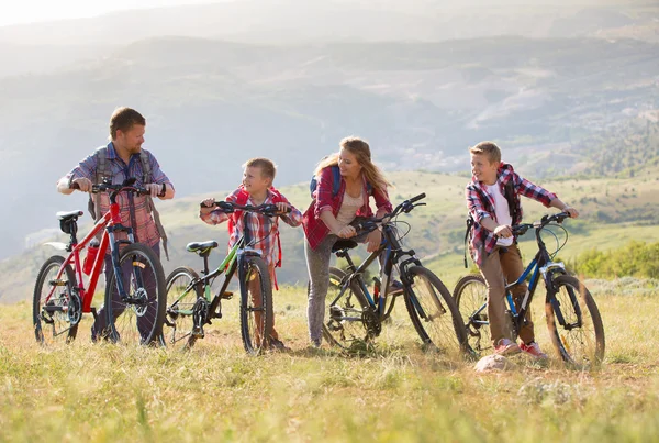 Familjen ridning cyklar i bergen — Stockfoto