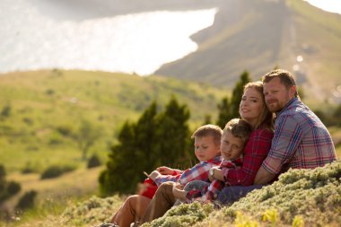 Dağlarda oturan aile