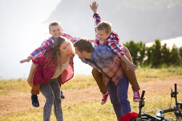 Familie met mountainbikes — Stockfoto