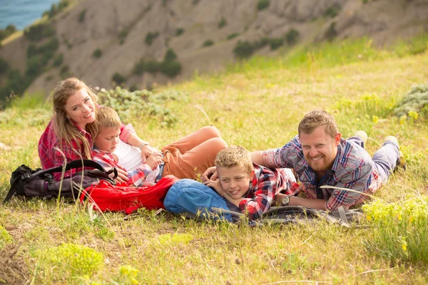 Family resting in mountains — Stock Photo, Image