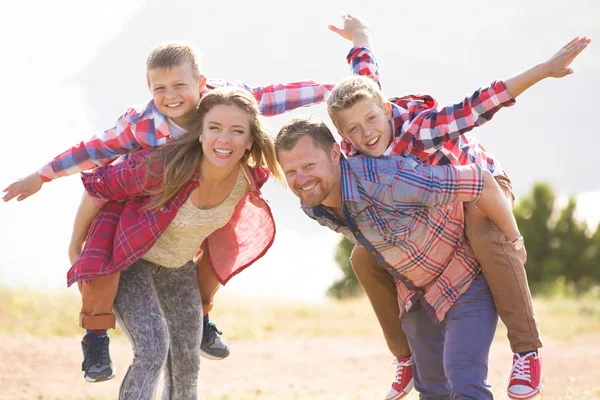 Dağlarda oturan aile — Stok fotoğraf