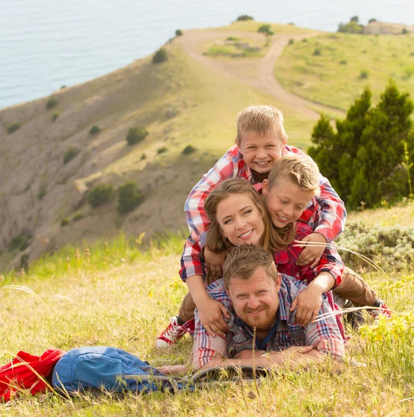 Família descansando nas montanhas — Fotografia de Stock