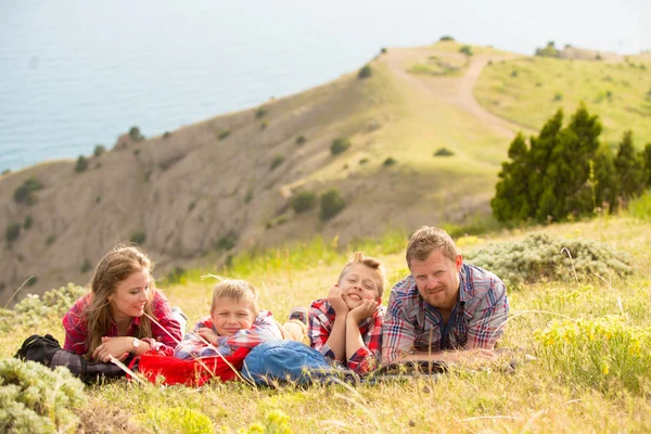 Rodina v horách — Stock fotografie