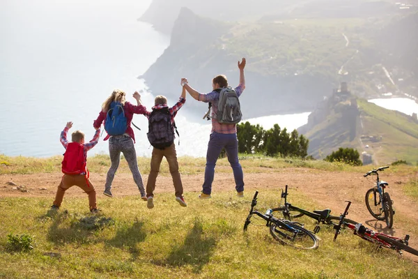 Familie met mountainbikes — Stockfoto