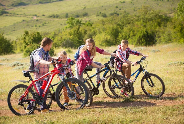 Familjen ridning cyklar i bergen — Stockfoto