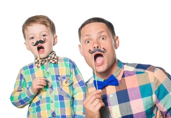 Père et fils posant isolés sur blanc en studio — Photo