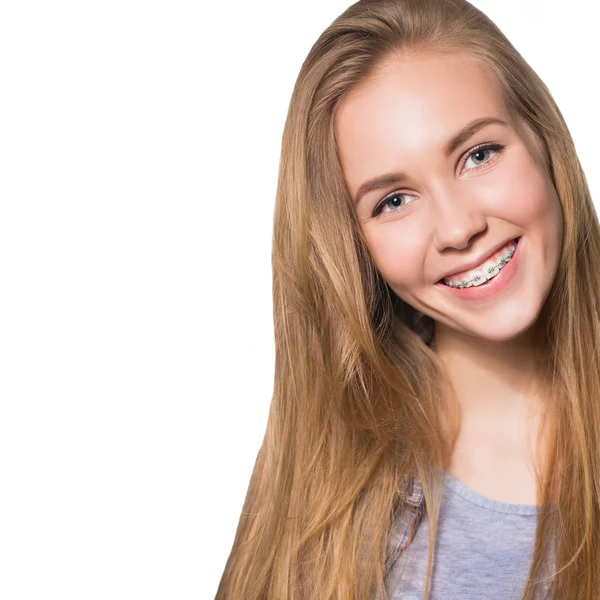 Retrato de adolescente mostrando frenos dentales . —  Fotos de Stock