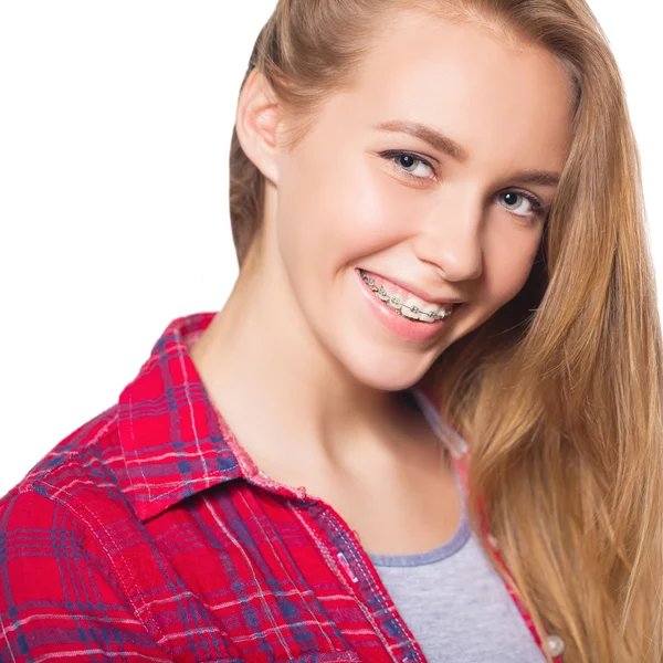 Portret van tiener meisje tonen tandheelkundige bretels. — Stockfoto