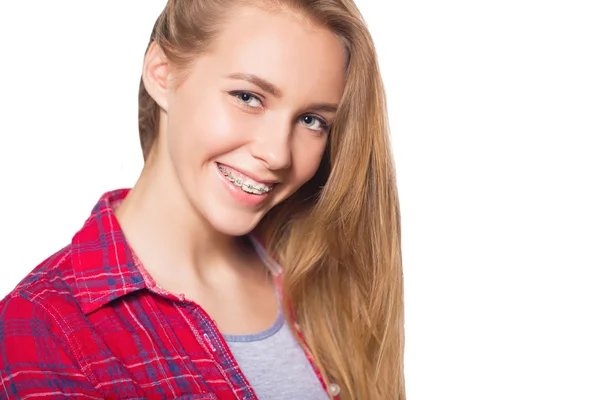 Retrato de adolescente mostrando frenos dentales . — Foto de Stock