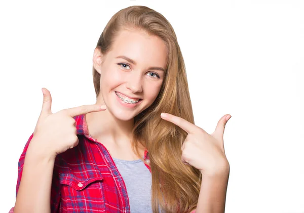 Portret van tiener meisje tonen tandheelkundige bretels. — Stockfoto