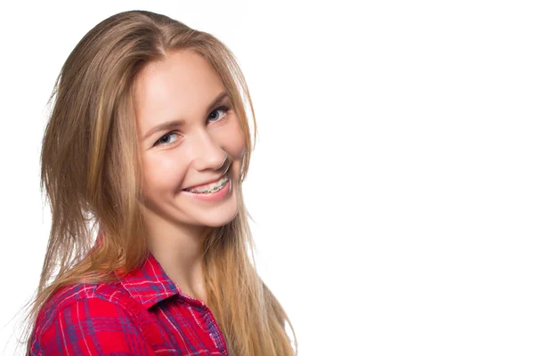 Retrato de menina adolescente mostrando aparelho dentário . — Fotografia de Stock