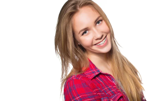 Retrato de adolescente mostrando frenos dentales . —  Fotos de Stock