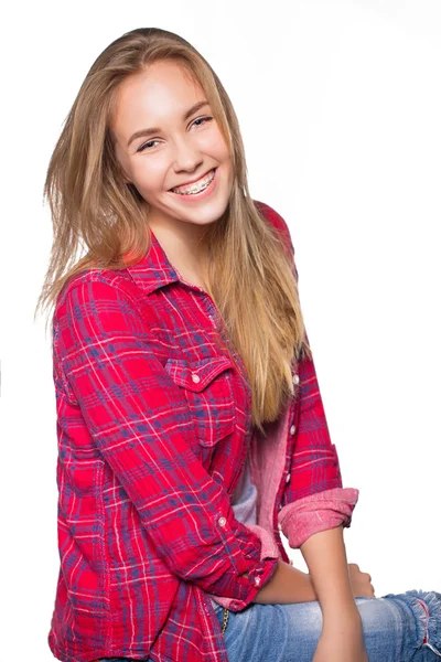 Porträtt av teen flicka visar dental hängslen. — Stockfoto