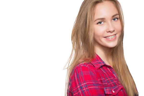 Retrato de menina adolescente mostrando aparelho dentário . — Fotografia de Stock