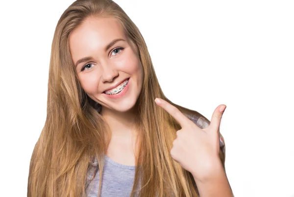 Porträtt av teen flicka visar dental hängslen. Royaltyfria Stockbilder