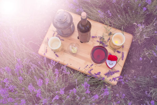 Mesa pequena para engajamento no campo de lavanda — Fotografia de Stock