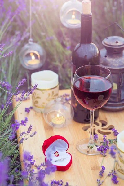 Small table for engagement in lavender field — Stock Photo, Image