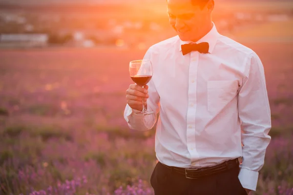 Sunset bulvarında şarap içme zarif genç adam — Stok fotoğraf