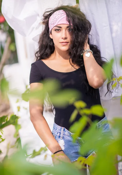 Bela jovem mulher ao ar livre retrato — Fotografia de Stock