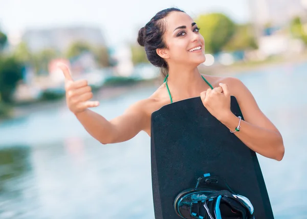 Junge attraktive Frau mit Wakeboard — Stockfoto