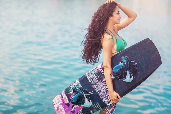 Mladá atraktivní žena s wakeboard — Stock fotografie