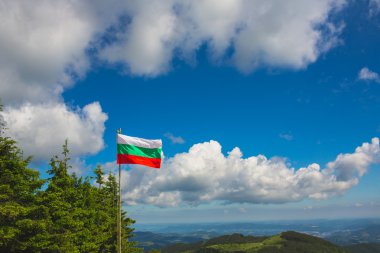 Bulgaristan bayrağı mavi gökyüzü
