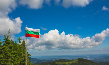 Bulgaristan bayrağı mavi gökyüzü