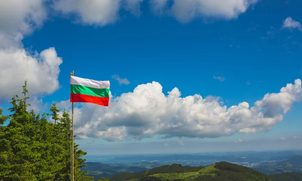 Bulgaristan bayrağı mavi gökyüzü