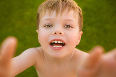 Küçük çocuk çimlere selfie yapma