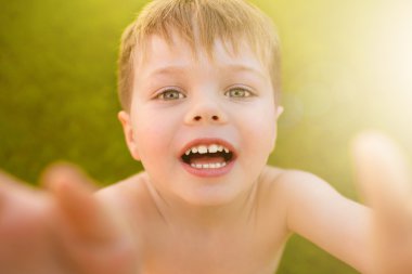 Küçük çocuk çimlere selfie yapma