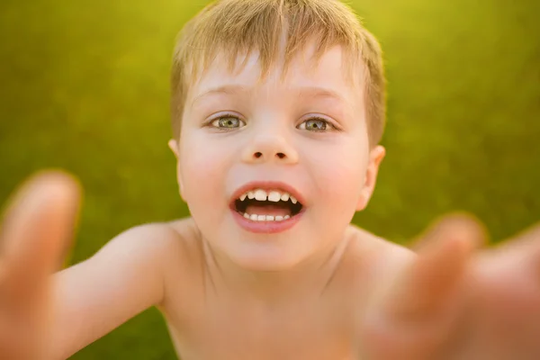 Маленький хлопчик робить селфі на траві — стокове фото