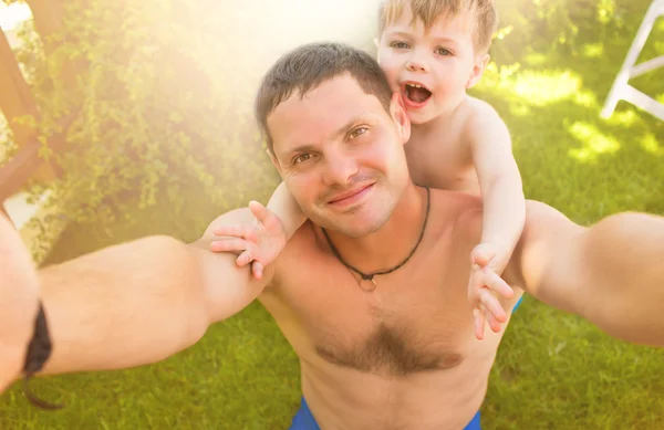 Père avec fils faisant selfie sur l'herbe — Photo