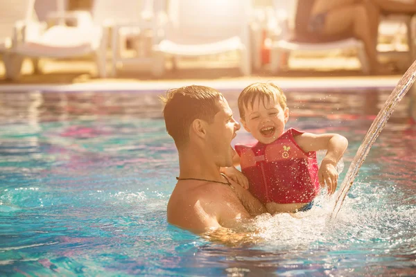 Otec hrál se synem v bazénu — Stock fotografie