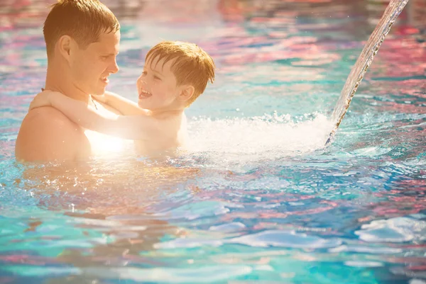 Vater spielt mit Sohn im Pool — Stockfoto