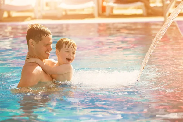 Padre jugando con su hijo en la piscina —  Fotos de Stock