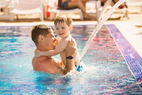 Vater spielt mit Sohn im Pool — Stockfoto