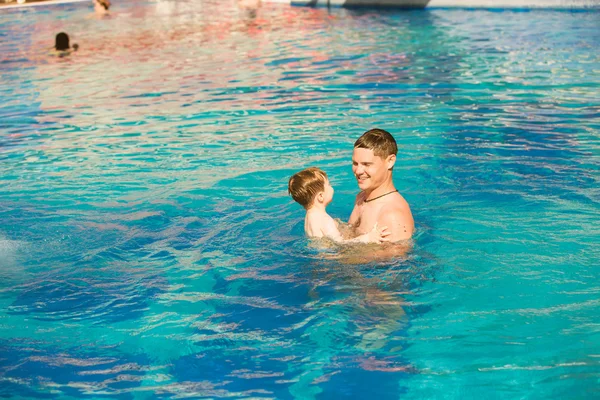 Père jouant avec son fils dans la piscine — Photo